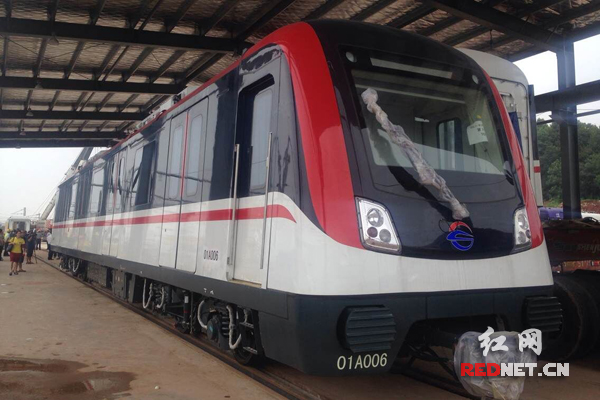 长沙地铁1号线首列车抵长明年开始接载乘客图