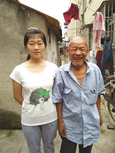 如今,长大后的严巧巧乖巧可爱,原本的