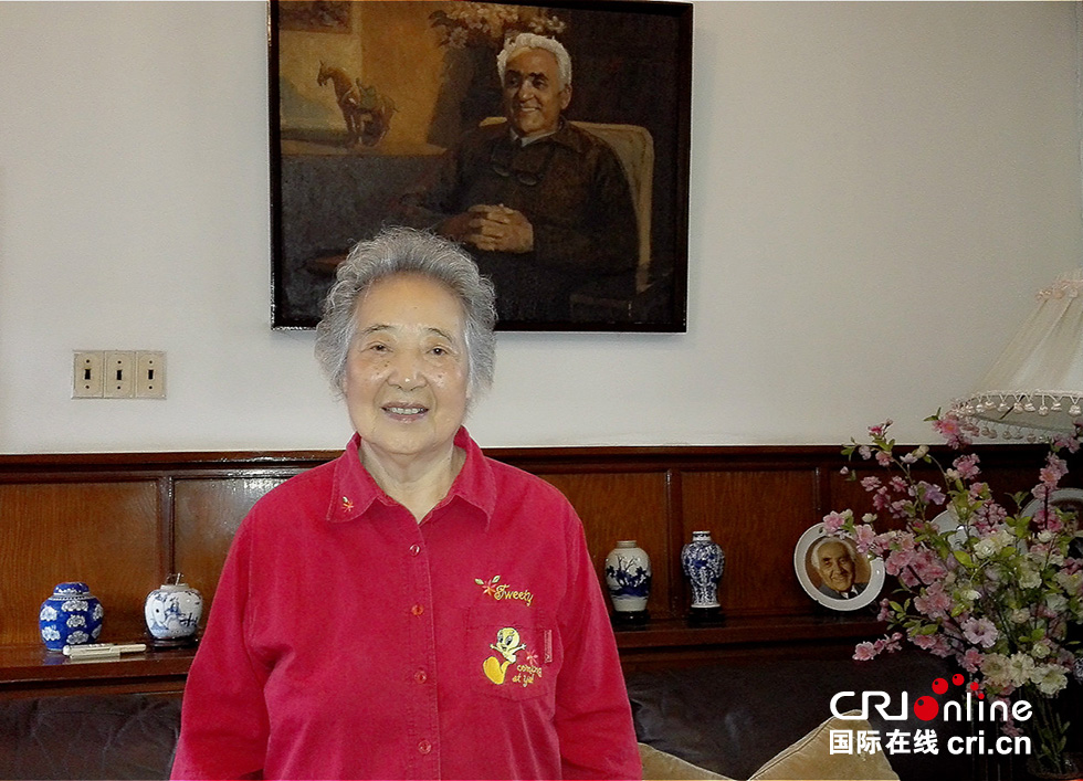 1日前,国际在线记者专访了马海德的儿子周幼马和妻子周苏菲,以下为