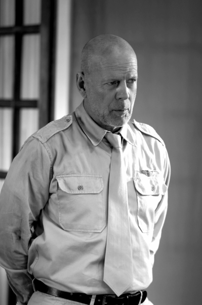 布鲁斯威利斯·▲施建祥▲梅尔吉布森·倪坚(右)和张利君展示驼峰