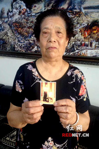 (采访大轰炸惨案幸存者,从左至右依次为姜遗福,记者,王西福,曾宪君