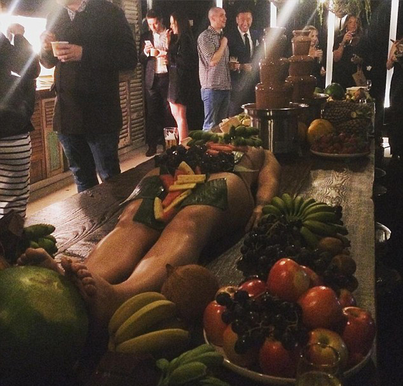 澳酒吧女体盛宴会引众怒被批物化女性组图