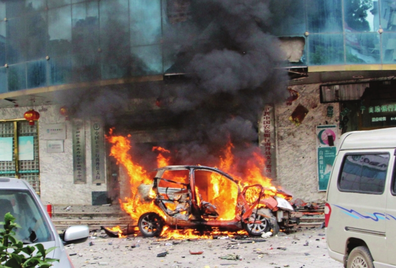 男子网购炸药当街炸死民警