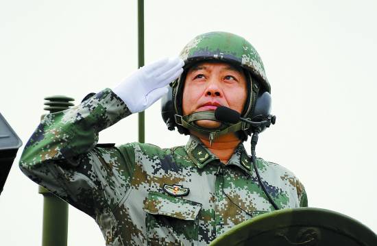 坦克方队领队,第38集团军政委邹运明少将.