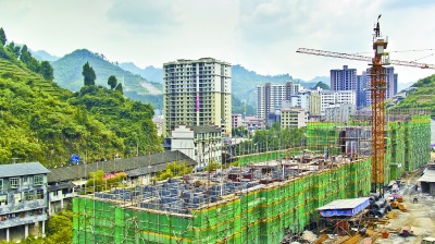 8月26日,古丈县古阳镇大岩板公租房一期工程工地,工人在加紧施工.