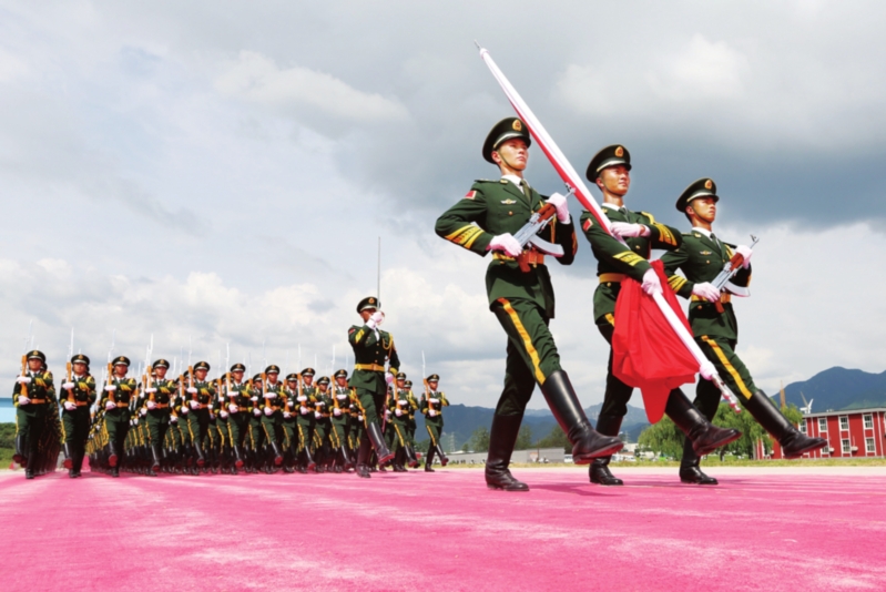 其中护旗方阵196人,升旗组4人,统一着新式武警升降旗礼服,穿马靴.