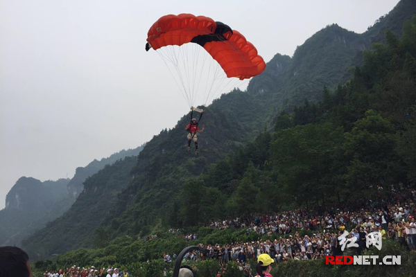 湘西矮寨大桥国际低空跳伞挑战赛 中国张树鹏夺冠(图)