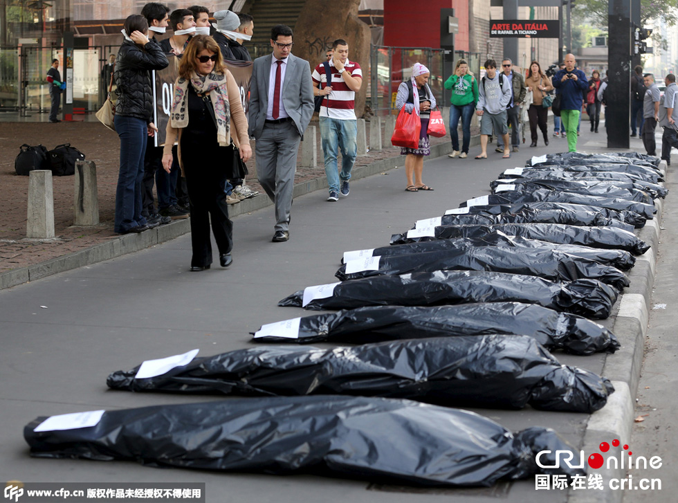 巴西民众封嘴"裹尸"示威抗议枪击案(组图)