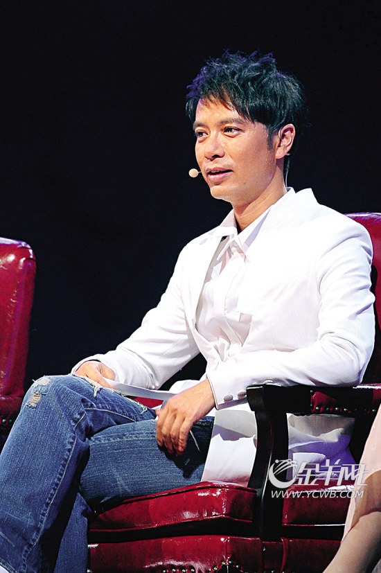 《蒙面歌王》"白棱镜"李克勤华丽返场