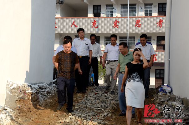 李尚引)8月30日下午,通道县委书记印宇鹰在副县长龙满銮,教育局长曾顺