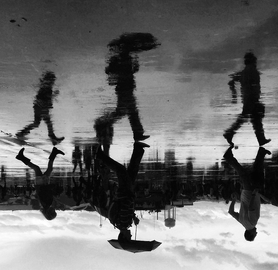 西班牙摄影师拍水洼中的城市倒影走红 展现别样魅力(高清组图)