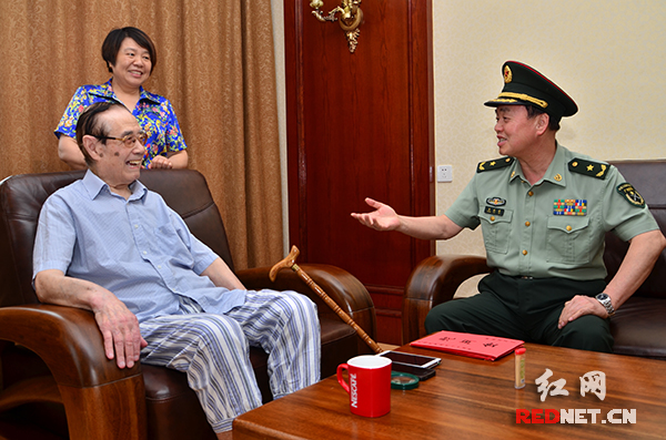 (湖南省委常委,省军区司令员黄跃进与抗战老兵刘占荣[左]交谈)