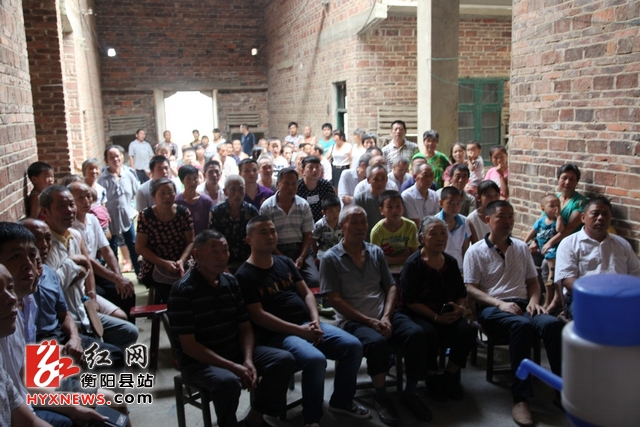 常丁求驾机飞越天安门.