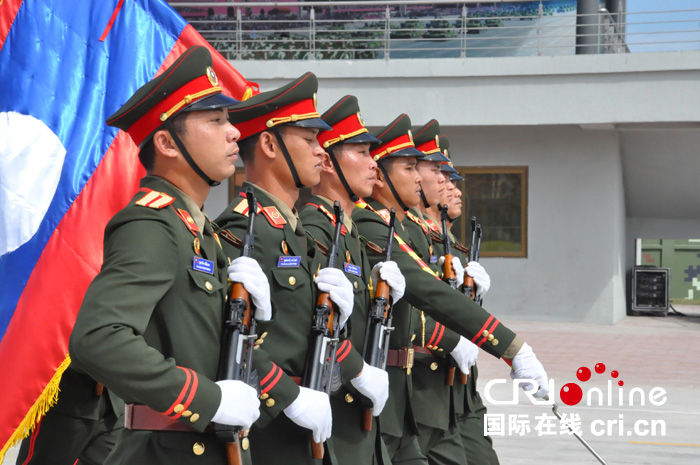 "我们代表老挝全国官兵以及整个老挝来参加此次阅兵式,因此我们将以