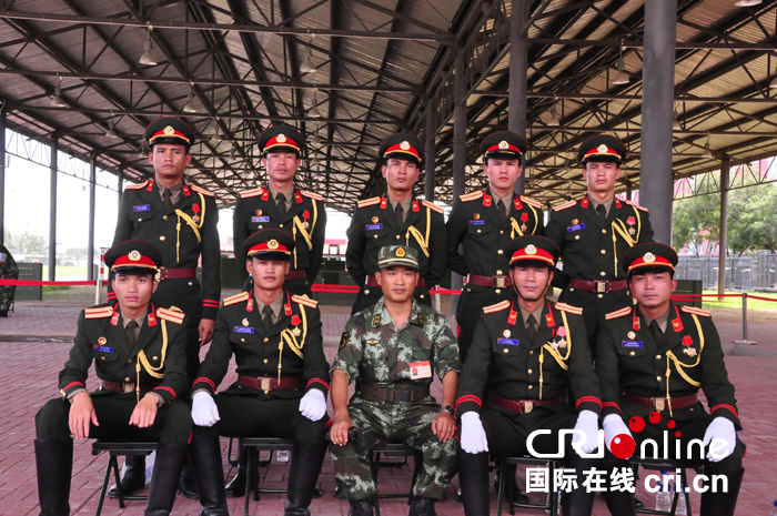 "我们代表老挝全国官兵以及整个老挝来参加此次阅兵式,因此我们将以