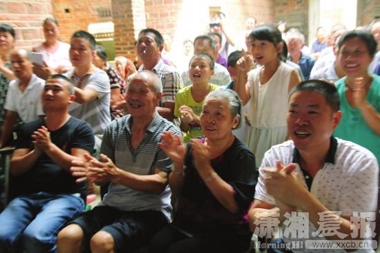 9月3日,衡阳县金兰镇泉溪村,常泰荣(前左二),佘金菊(前左三)两位老人