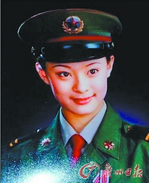 孙俪晒出17岁时青涩的军装照