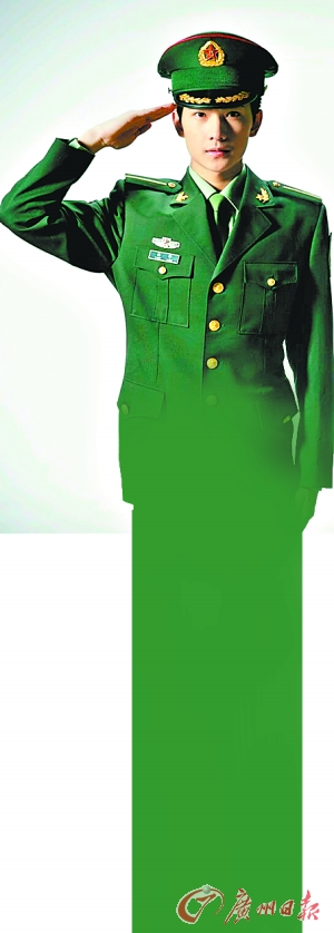 杨洋在微博晒出敬礼照,表示"敬礼!