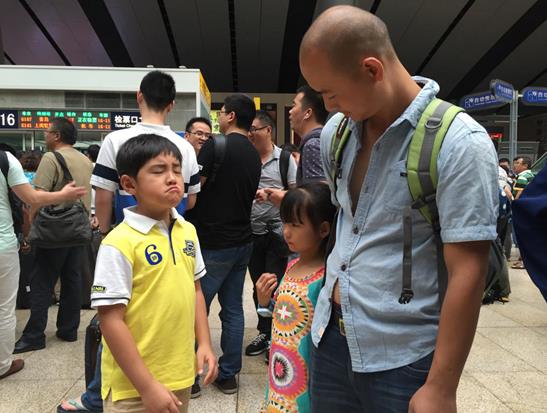 开学季 民工与女儿火车站上演悲情离别大戏|红红|爸爸|孩子_新浪新闻