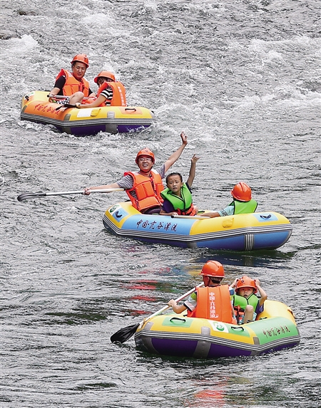 游客体验7.5公里的亢谷漂流
