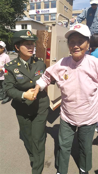 "参加完阅兵式,9月4号就回到徐州的庄印芳老人显然还完全沉浸在那个