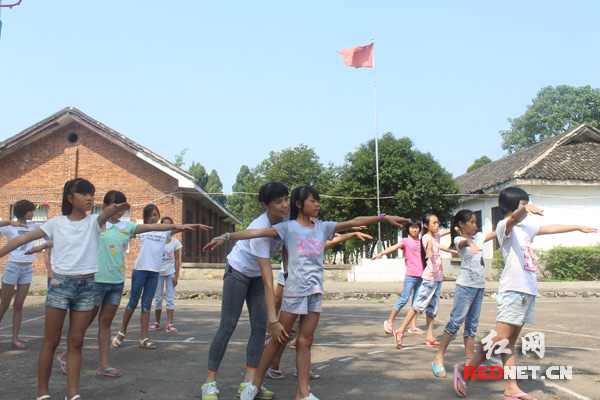 (周黔玲嘉禾县第二中学义教)