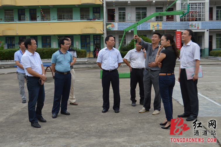 通道县委书记印宇鹰开展教师节前走访慰问活动