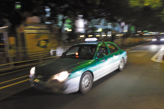 【正规的士深夜机场跑"黑车":不打表报高价欲拼客】发生这种囧事,然后