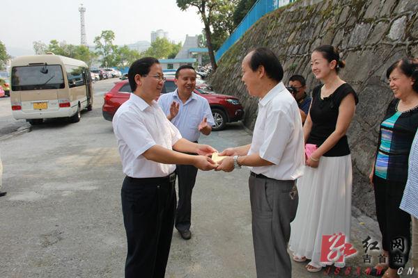 刘珍瑜深入教育一线现场办公并看望慰问教育工作者