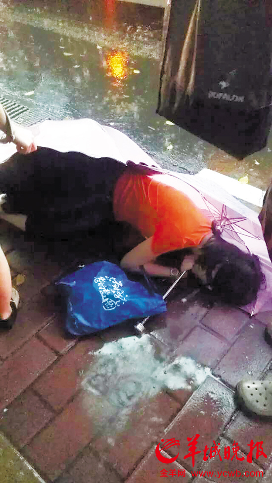 女子暴雨中倒地猝死 撑伞路人说不是不想救只是怕误救