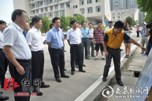 市委副书记,市长李荐国率市直相关部门领导到湖南人文科技学院调研