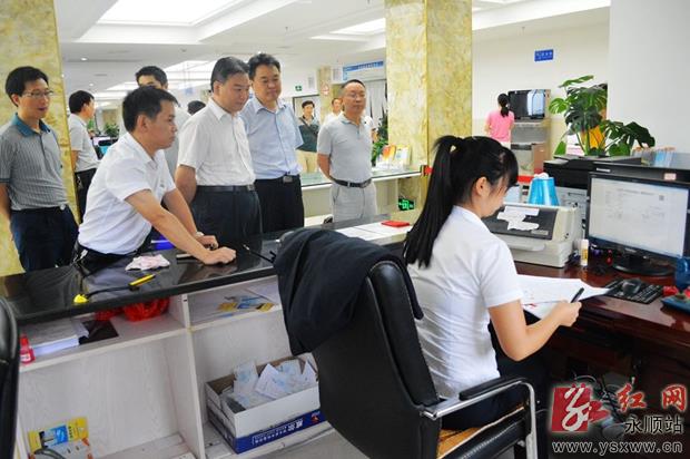 湖南省政府发展研究中心党组书记,主任梁志峰(前左二)一行在永顺县