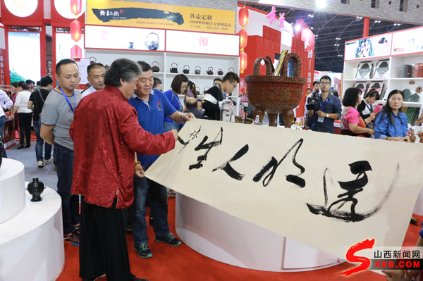 张育勤书法家豪情挥墨送观众