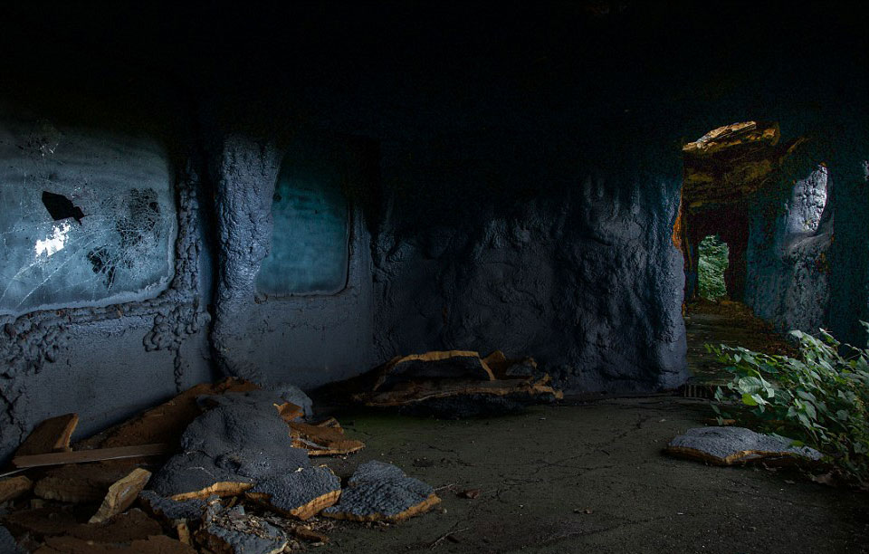 走进现实版侏罗纪公园:人造恐龙潜伏幽暗森林(高清组图)