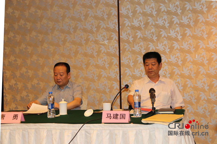 中央统战部信息中心副主任马建国(右,中共陕西省委统战部纪检组长
