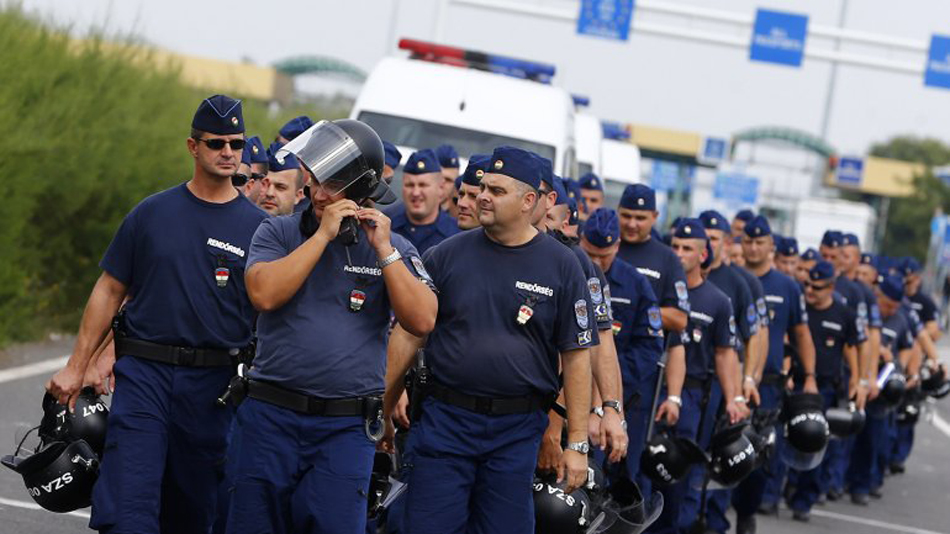 匈牙利新移民法生效 警方封锁边境抓捕60名难民(组图)