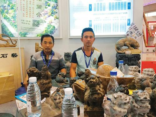 家雨顺(左)家金辉父子在文博会上.泽荣石雕作品在文博会上展出.