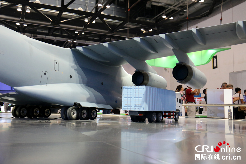 堃第十六届北京国际航空展上的运-20大比例模型,图为运-20打开货舱门