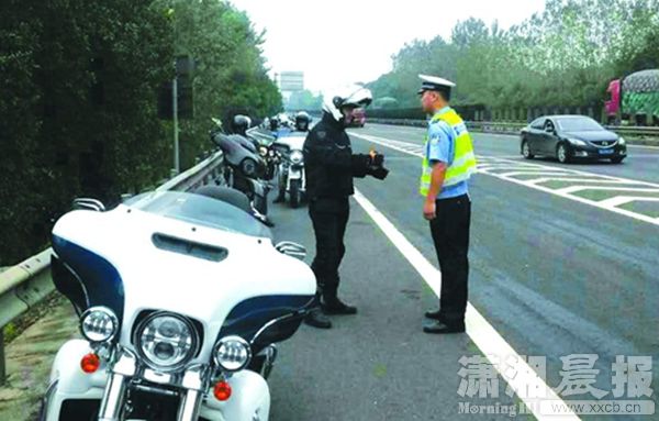 9月16日,由15辆摩托车组成的车队在京港澳高速行驶,岳阳高速交警及时