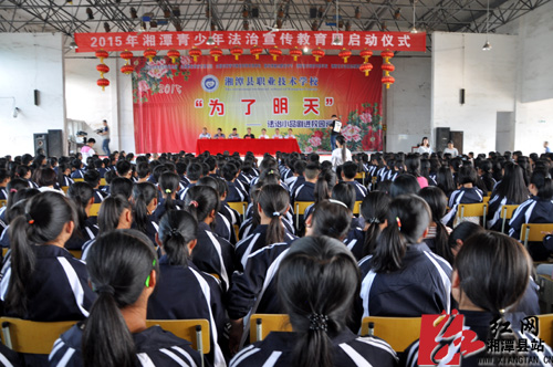 "为了明天"法治小品剧走进湘潭县