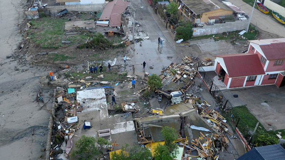 智利强震遇难者升至12人 渔船被大浪冲上岸(组图)