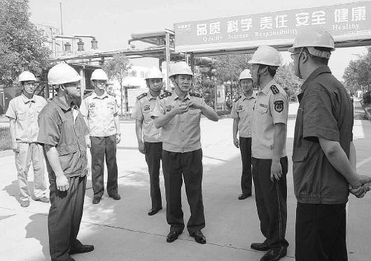 马先宏(中)在石油化工企业检查. (资料片)