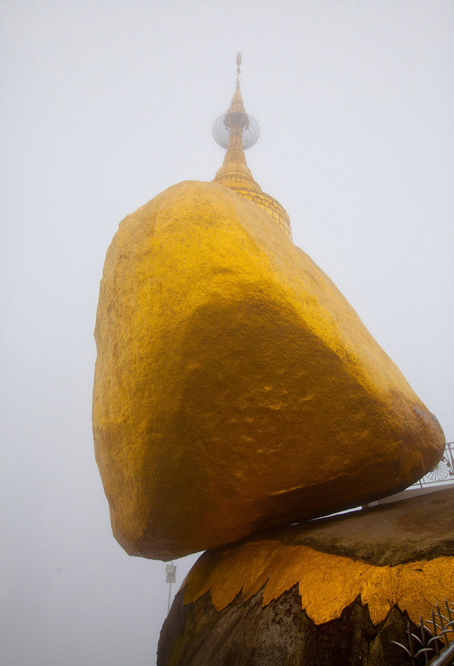 探秘缅甸大金石抵抗重力悬挂峭壁数百年高清组图