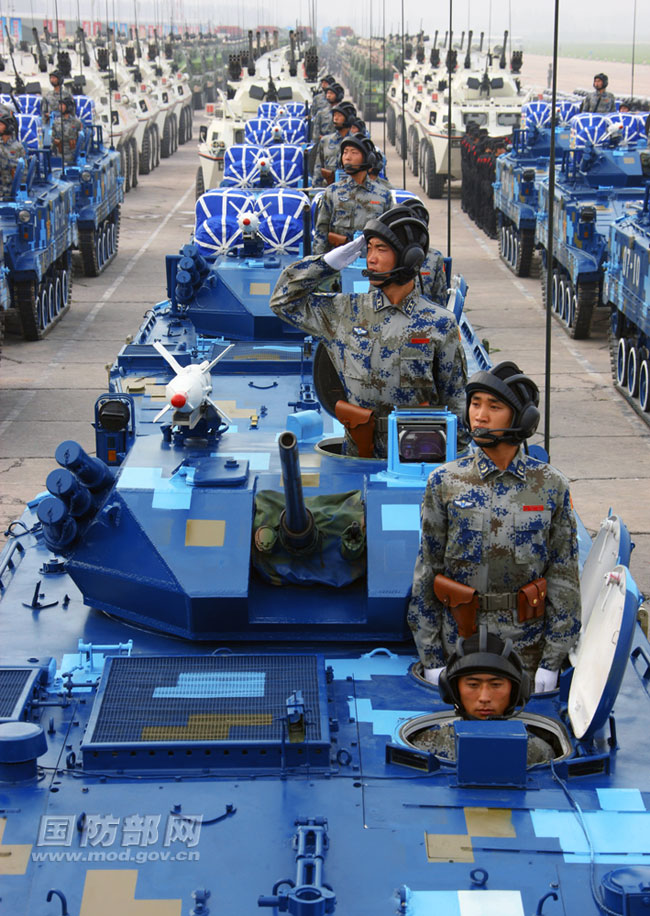 2009年国庆阅兵,空降兵战车方队通过天安门广场接受检阅.