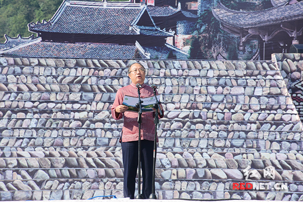 (永顺县委书记石治平在开园仪式上致辞.