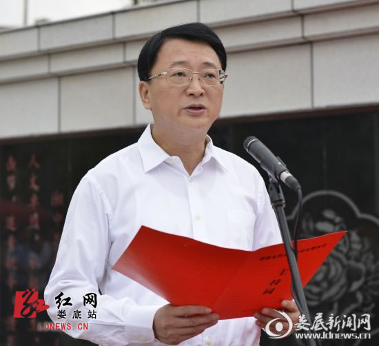 (以李荐国,易春阳等为代表的五大家领导绕行瞻仰烈士纪念碑吴永华摄)