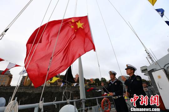 海军152舰艇编队举行升旗仪式 庆祝建国66周年