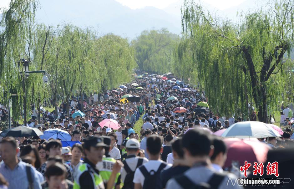 黄金周人山人海西安警察拉人墙防踩踏