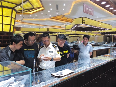云南游购物回扣达7成 十一期间,国家旅游局等5部门暗访云南旅游,在玉器店,查看玉石标价、销售情况。