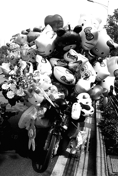 充氢气球发生爆炸 男子左腿被炸断